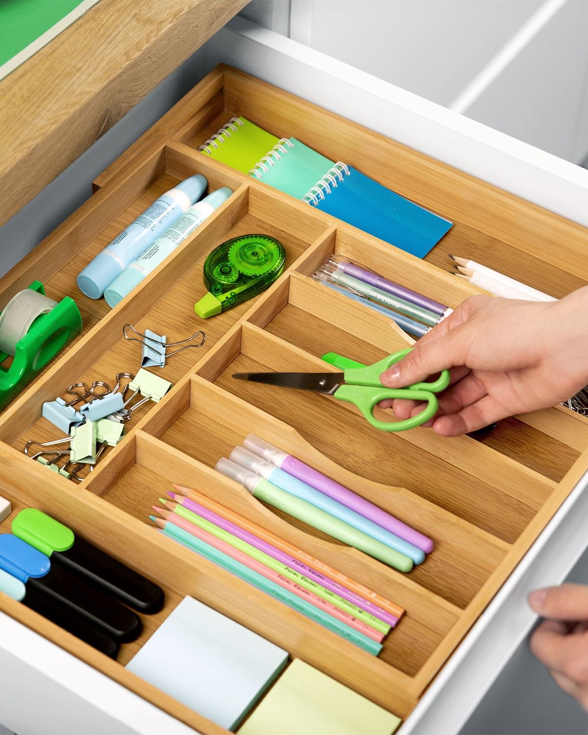 Natural bamboo cutlery organizer with sliding expandable side compartments — supplier view 2